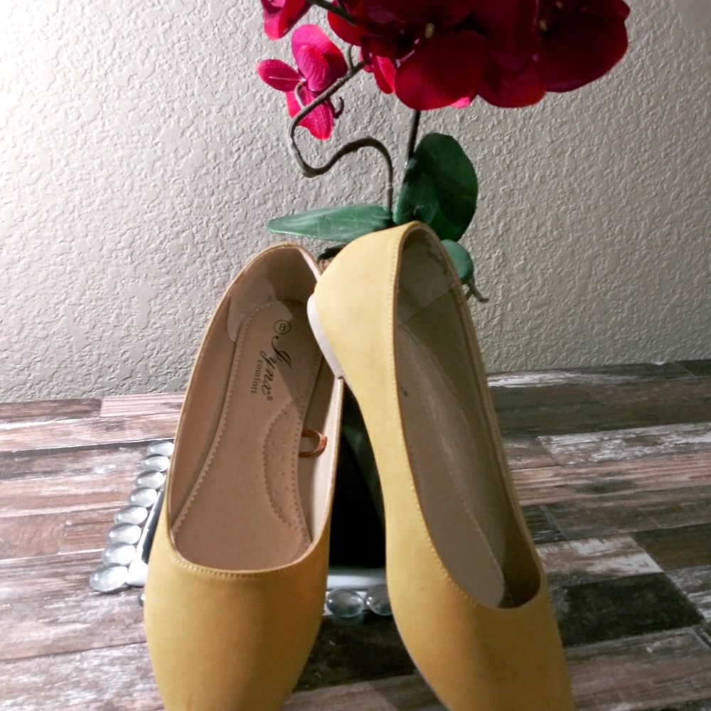 These Beautiful Gold Flats